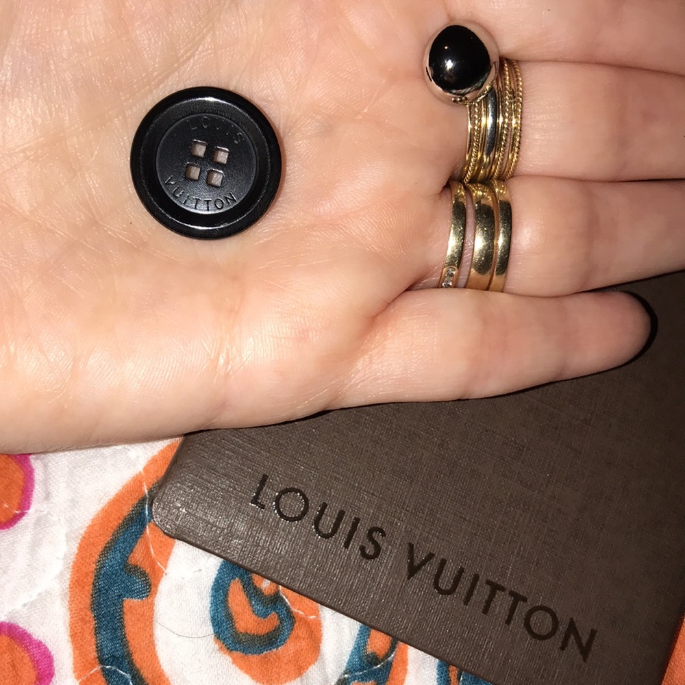 Louis Vuitton Extra Buttons & Thread - Picture 3 of 8